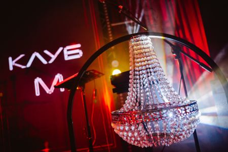 Горящие рукописи, томатный сок в стаканах и крылатые скрипачки: креативный подход к закрытой вечеринке для участников промышленных выставок